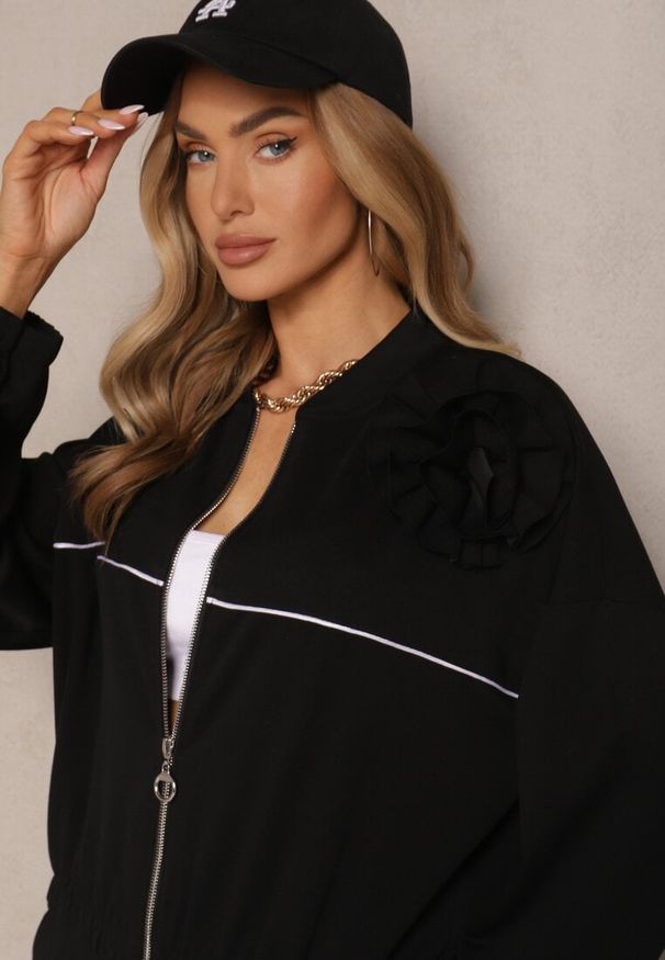 Renee - Czarny Komplet Dresowy z Wiskozą Spodnie o Szerokim Kroju i Bluza z Broszką Redaella. Kolor: czarny. Materiał: dresówka, wiskoza. Wzór: aplikacja