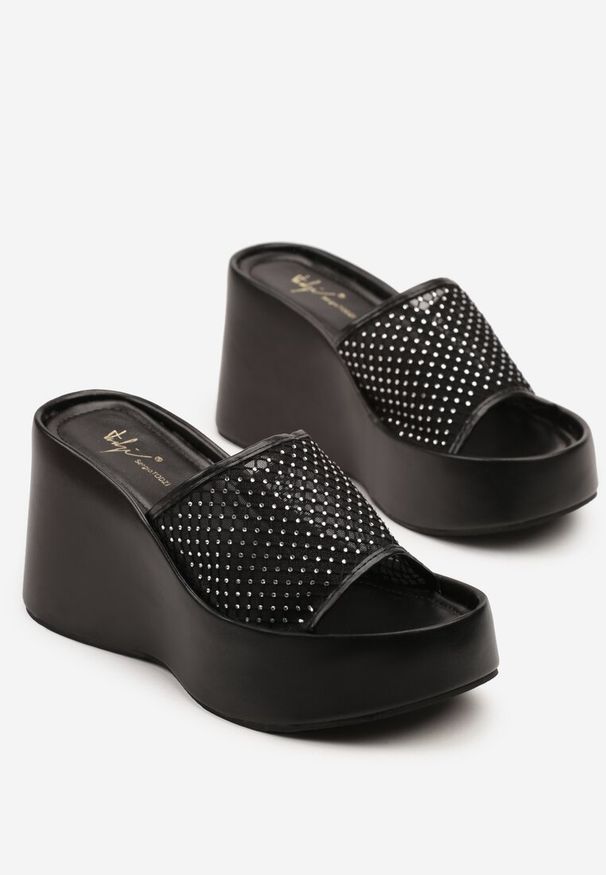 Renee - Czarne Siateczkowe Klapki na Koturnie Zdobione Cyrkoniami Kinezalia. Okazja: na co dzień, na randkę. Kolor: czarny. Wzór: aplikacja. Sezon: lato. Obcas: na koturnie. Styl: glamour, casual, elegancki