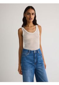 Reserved - Body z efektem świecenia - biały. Kolor: biały. Materiał: wiskoza. Wzór: ze splotem #1