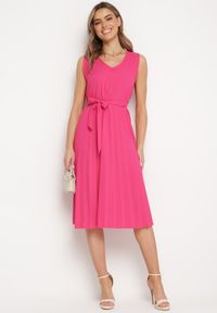 Born2be - Fuksjowa Rozkloszowana Sukienka Midi Plisowana z Materiałowym Paskiem Varethia. Kolor: różowy. Materiał: materiał. Wzór: aplikacja. Długość: midi #6