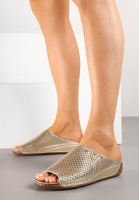 Born2be - Złote Klapki Vices z Perforowaną Cholewką Sarianae. Okazja: na co dzień. Kolor: złoty. Styl: elegancki, casual