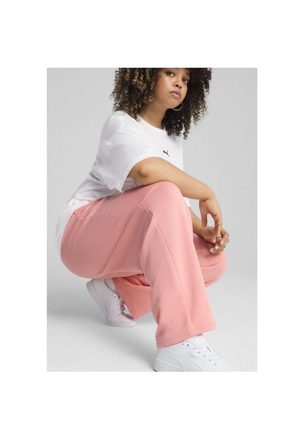 Puma - Damskie spodnie z prostymi nogawkami i małym logo No. 1 ESS Comfort PUMA. Kolor: różowy. Wzór: haft