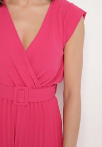 Born2be - Fuksjowy Kombinezon o Kopertowym Kroju z Plisami i Paskiem w Talii Salivania. Okazja: na co dzień. Kolor: różowy. Styl: elegancki, casual #6