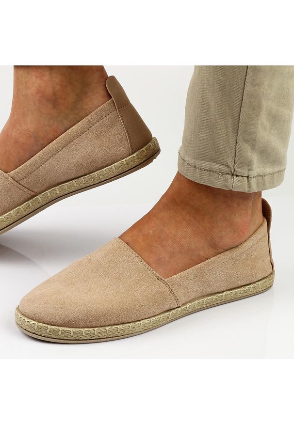 Beżowe espadryle damskie, półbuty POTOCKI 16009. Kolor: beżowy. Materiał: zamsz. Obcas: na obcasie. Wysokość obcasa: średni