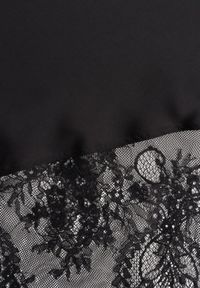 Renee - Czarna Satynowa Sukienka o Asymetrycznym Kroju z Koronkowym Dołem Mellea. Kolor: czarny. Materiał: satyna, koronka. Długość rękawa: na ramiączkach. Wzór: koronka. Typ sukienki: asymetryczne. Styl: elegancki #6