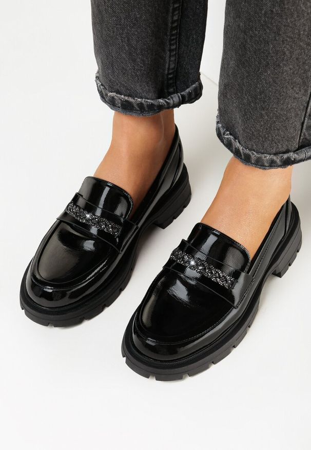 Born2be - Czarne Mokasyny z Łańcuchem i Wkładką ze Skóry Naturalnej Jewell. Okazja: na co dzień. Nosek buta: okrągły. Kolor: czarny. Materiał: skóra. Sezon: wiosna, jesień. Obcas: na obcasie. Styl: casual, elegancki, klasyczny. Wysokość obcasa: niski