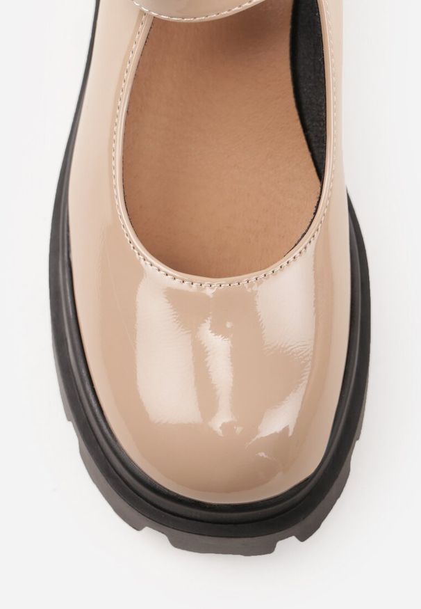 Renee - Ciemnobeżowe Półbuty Lakierowane na Platformie i Słupku w Stylu Mary Jane Omela. Okazja: na spotkanie biznesowe, do pracy. Zapięcie: sprzączka. Kolor: beżowy. Materiał: lakier. Obcas: na platformie. Styl: biznesowy, elegancki, klasyczny, wizytowy