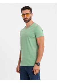 Ombre Clothing - Bawełniana klasyczna męska koszulka z dekoltem w serek BASIC – zielona V11 - Rozmiar: XL. Typ kołnierza: dekolt w serek. Kolor: zielony. Materiał: bawełna. Styl: klasyczny #5