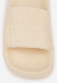 Renee - Białe Piankowe Klapki z Ozdobnym Tłoczeniem Eupnia. Kolor: biały #7