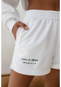 Marsala - Szorty z dzianiny dresowej z haftem zielonym w kolorze CHEMICAL WHITE - LE PETIT-M. Okazja: na co dzień. Stan: podwyższony. Kolor: zielony. Materiał: dresówka, dzianina. Wzór: haft. Styl: casual, sportowy