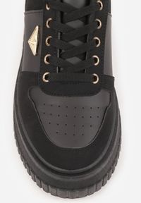 Renee - Czarne Chunky Sneakersy z Trójkątną Aplikacją VICES na Platformie Cezaline. Kolor: czarny. Materiał: jeans. Wzór: aplikacja. Obcas: na platformie #4
