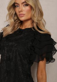 Renee - Czarna Sukienka Dopasowana Mini z Koronką i Falbankami Offiamea. Okazja: na co dzień, na imprezę. Typ kołnierza: kołnierz z falbankami. Kolor: czarny. Wzór: koronka. Typ sukienki: proste. Materiał: koronka. Długość rękawa: krótki rękaw. Styl: elegancki, casual. Długość: mini #4