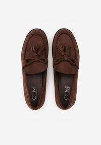 Renee - Brązowe Mokasyny z Imitacji Zamszu z Aplikacją w Kształcie Kokardy z Frędzlami Edea. Kolor: brązowy. Materiał: zamsz. Wzór: aplikacja. Styl: boho #5