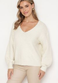 Born2be - Jasnobeżowy Sweter z Wełną i Ozdobnymi Naszywkami na Łokciach Norethra. Typ kołnierza: dekolt w serek. Kolor: beżowy. Materiał: wełna. Długość rękawa: długi rękaw. Długość: długie. Wzór: aplikacja. Sezon: zima, jesień. Styl: elegancki