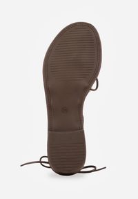 Renee - Ciemnobrązowe Sandały Japonki w Stylu Rzymianek z Metaliczną Aplikacją Nemorlyn. Okazja: na co dzień. Zapięcie: pasek. Kolor: brązowy. Materiał: len. Wzór: aplikacja. Sezon: lato. Obcas: na płaskiej podeszwie. Styl: boho, wakacyjny, casual #3