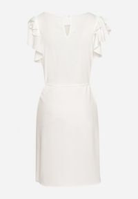 Born2be - Biała Trapezowa Sukienka z Krótkim Rękawem z Falbankami Wiązana Cienkim Paskiem Rissalia. Typ kołnierza: kołnierz z falbankami. Kolor: biały. Długość rękawa: krótki rękaw. Typ sukienki: trapezowe. Styl: klasyczny #5