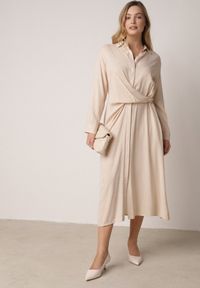 Born2be - Beżowa Wiskozowa Sukienka Koszulowa z Marszczeniem i Guzikiem w Talii Lennatha. Okazja: na co dzień. Kolor: beżowy. Materiał: wiskoza. Typ sukienki: koszulowe. Styl: casual, elegancki, klasyczny #1