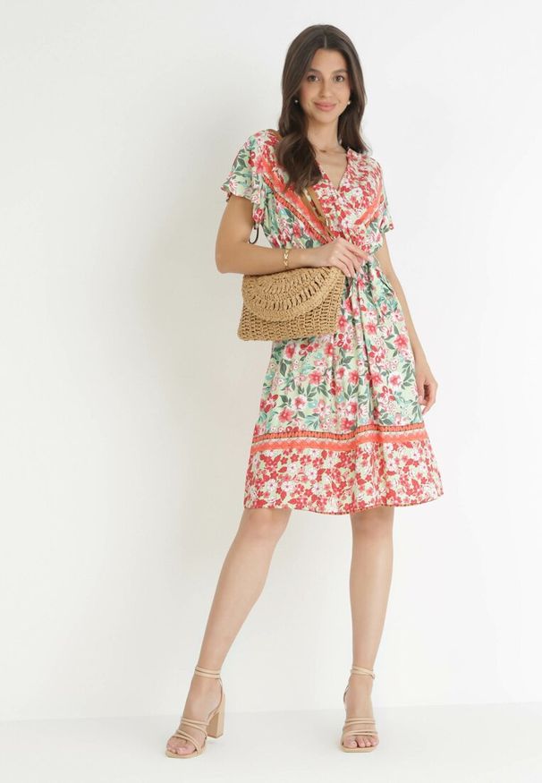 Born2be - Czerwono-Zielona Rozkloszowana Sukienka z Gumką w Talii Angely. Kolor: czerwony. Materiał: wiskoza, materiał, tkanina. Wzór: kwiaty. Typ sukienki: kopertowe