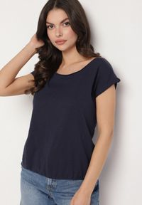 Born2be - Granatowy Bawełniany T-shirt w Klasycznym Stylu Raliessa. Okazja: na co dzień. Kolor: niebieski. Materiał: bawełna. Sezon: lato, wiosna. Styl: klasyczny #7