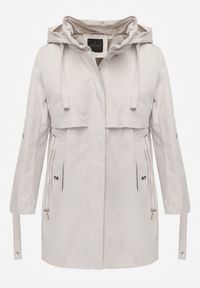 Renee - Beżowa Kurtka Przejściowa Typu Parka z Odpinanym Kapturem Ozdobiona Sznurkami Fallaiah. Okazja: na co dzień. Kolor: beżowy. Materiał: skóra. Wzór: aplikacja. Styl: casual #8