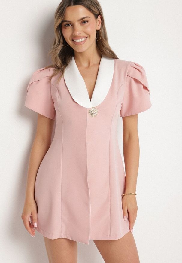 Born2be - Różowa Sukienka w Stylu Retro z Biżuteryjną Broszką i Ozdobnymi Rękawami Tilanea. Okazja: na co dzień. Typ kołnierza: dekolt w kształcie V. Kolor: różowy. Styl: retro