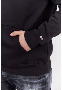 Tommy Jeans - TOMMY JEANS Czarna bluza męska z odblaskowym logo. Typ kołnierza: kaptur. Kolor: czarny. Materiał: prążkowany