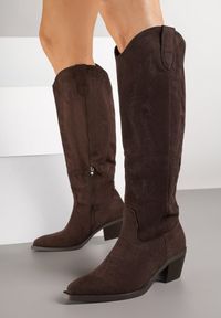 Born2be - Ciemnobrązowe Klasyczne Kozaki Typu Kowbojki z Imitacji Zamszu Latonassa. Okazja: na co dzień. Nosek buta: szpiczasty. Kolor: brązowy. Materiał: zamsz. Szerokość cholewki: normalna. Styl: klasyczny #1