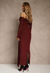 Renee - Bordowa Marszczona Sukienka o Dopasowanym Kroju z Trenem i Rozcięciem Aluilea. Okazja: na studniówkę. Kolor: czerwony. Styl: elegancki, klasyczny #4