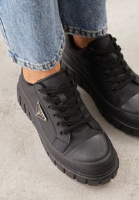 Renee - Czarne Sneakersy VICES na Tłoczonej Podeszwie w Stylu Chunky Myninis. Okazja: na co dzień. Kolor: czarny. Materiał: skóra, koronka. Obcas: na platformie #5