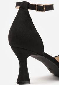 Renee - Czarne Czółenka Vices z Ekozamszu na Klepsydrowym Obcasie Ezrival. Okazja: na co dzień. Nosek buta: szpiczasty. Zapięcie: pasek. Kolor: czarny. Materiał: zamsz, jeans, materiał. Obcas: na obcasie. Styl: casual. Wysokość obcasa: średni #9