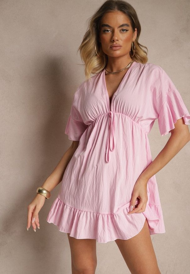 Renee - Różowa Rozkloszowana Sukienka z Wiskozą z Rękawami Typu Nietoperz i Falbanką Nellimi. Okazja: na co dzień. Typ kołnierza: dekolt w serek. Kolor: różowy. Materiał: wiskoza. Styl: casual