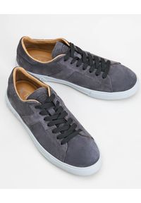 TOD'S - Szare sneakersy z monogramem. Nosek buta: okrągły. Kolor: szary. Materiał: guma, zamsz #5