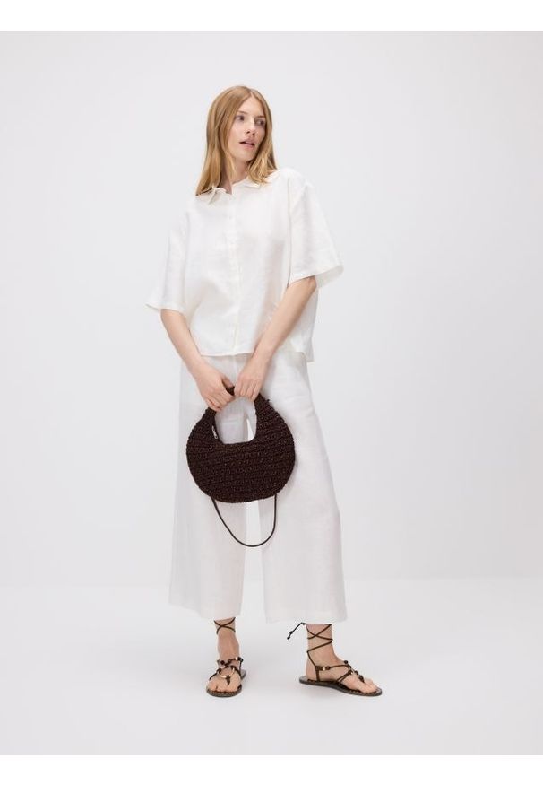 Reserved - Lniana koszula z krótkimi rękawami - biały. Kolor: biały. Materiał: len. Długość rękawa: krótki rękaw. Długość: krótkie