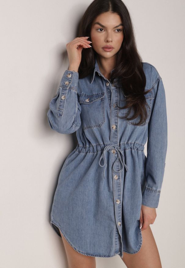 Born2be - Niebieska Koszulowa Sukienka Jeansowa z Marszczeniem i Guzikami Dorinatta. Okazja: na co dzień. Kolor: niebieski. Materiał: jeans. Wzór: ażurowy. Typ sukienki: koszulowe. Styl: casual, elegancki
