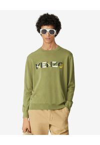 Kenzo - KENZO - Zielony sweter z kolorowym logo. Kolor: zielony. Materiał: bawełna, prążkowany. Długość rękawa: długi rękaw. Długość: długie. Wzór: kolorowy. Styl: klasyczny
