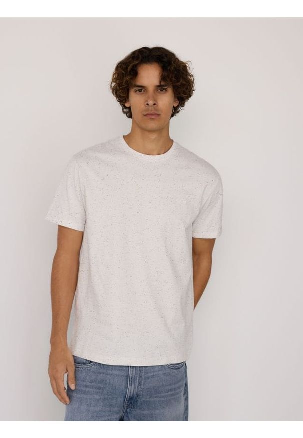 Reserved - T-shirt comfort fit - złamana biel. Materiał: bawełna, dzianina