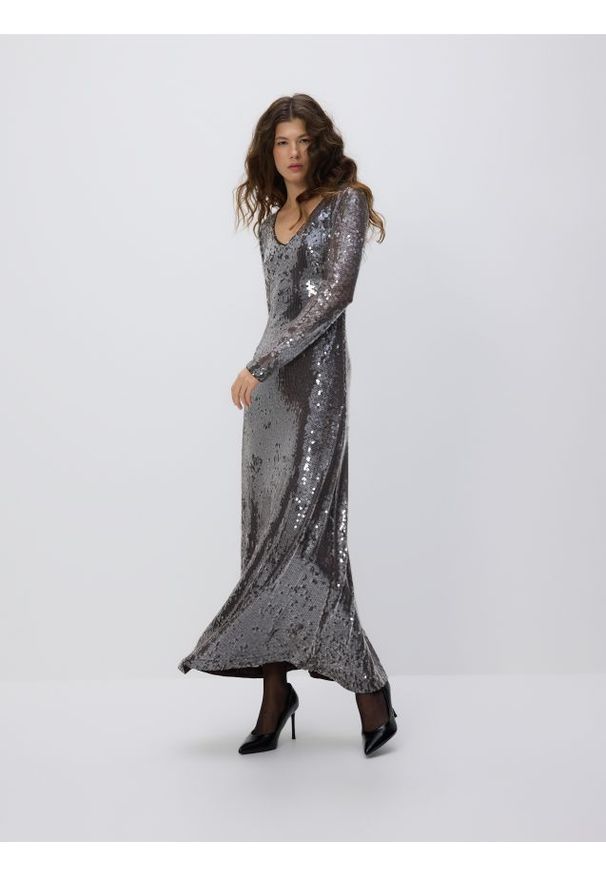 Reserved - Cekinowa sukienka maxi - beżowy. Kolor: beżowy. Materiał: dzianina. Długość: maxi