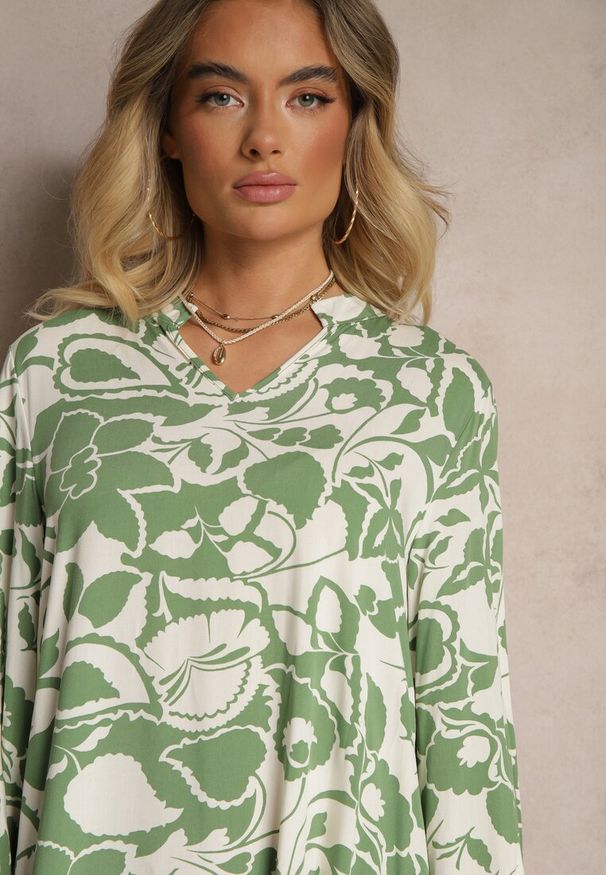 Renee - Ciemnozielona Pudełkowa Sukienka z Wiskozy w Kwiatowy Print Ridielia. Okazja: na co dzień. Typ kołnierza: dekolt w kształcie V. Kolor: zielony. Materiał: wiskoza. Wzór: nadruk, kwiaty. Styl: casual, elegancki