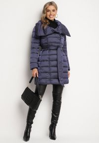 Born2be - Granatowa Kurtka Pikowana Nikessa. Typ kołnierza: bez kaptura. Kolor: niebieski. Materiał: tkanina, materiał. Długość: długie. Wzór: aplikacja #6