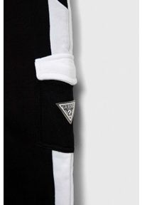 Guess spodnie dresowe bawełniane dziecięce kolor czarny wzorzyste. Stan: podwyższony. Kolor: czarny. Materiał: bawełna, dresówka #3