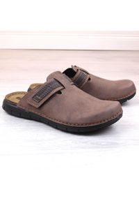 Komfortowe klapki męskie pełne brązowe Inblu DT000016-043. Kolor: brązowy. Materiał: skóra ekologiczna #1
