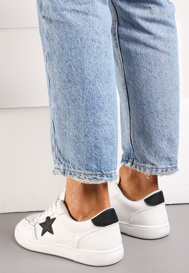 Renee - Białe Sneakersy z Perforacją na Nosku Ozdobione Gwiazdką Hipatia. Nosek buta: okrągły. Kolor: biały. Materiał: jeans. Wzór: aplikacja