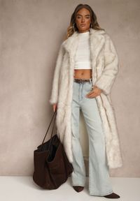 Renee - Jasnobeżowy Płaszcz Futerko z Paskiem Wiązanym w Talii Dinelle. Kolor: beżowy. Materiał: futro. Sezon: zima, jesień. Styl: elegancki