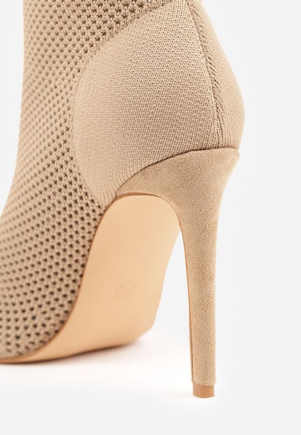 Renee - Ciemnobeżowe Botki VICES na Szpilce z Elastyczną Dzianinową Cholewką Dedanna. Nosek buta: otwarty. Kolor: beżowy. Materiał: dzianina. Szerokość cholewki: normalna. Obcas: na szpilce. Wysokość obcasa: średni