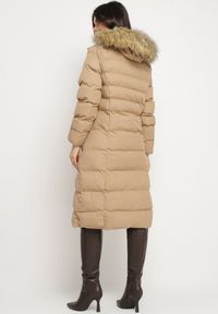 Born2be - Beżowa Kurtka Pikowana Mocno Ocieplana z Kapturem z Futerkiem Gelirra. Okazja: na co dzień. Typ kołnierza: kaptur. Kolor: beżowy. Materiał: futro. Długość rękawa: długi rękaw. Długość: długie. Styl: casual, elegancki #7