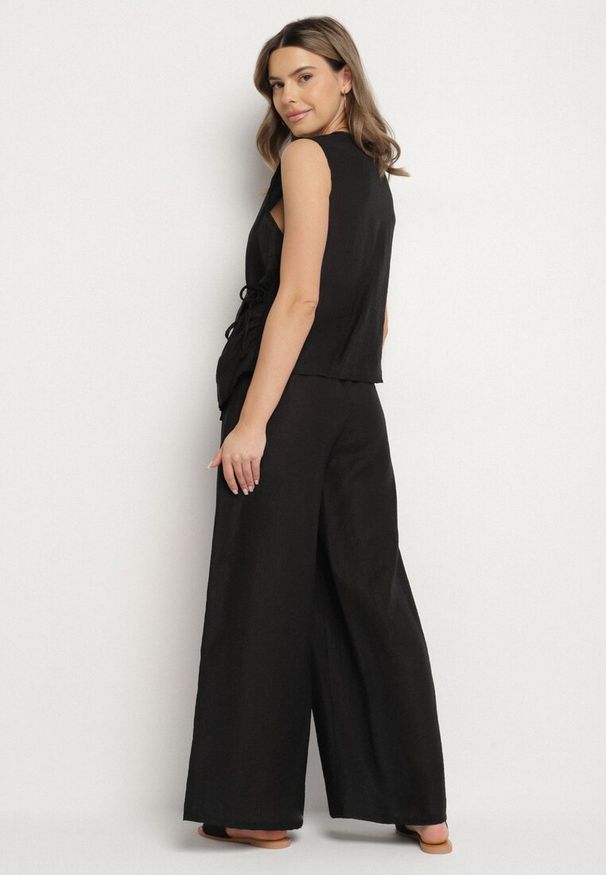 Born2be - Czarny Komplet z Lnem Szerokie Spodnie i Wiązana Bluzka Idaviela. Kolor: czarny. Materiał: len