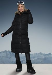 Born2be - Czarna Kurtka Pikowana Mocno Ocieplana z Kapturem z Futerkiem Gelirra. Okazja: na co dzień. Typ kołnierza: kaptur. Kolor: czarny. Materiał: futro. Długość rękawa: długi rękaw. Długość: długie. Styl: elegancki, casual #7