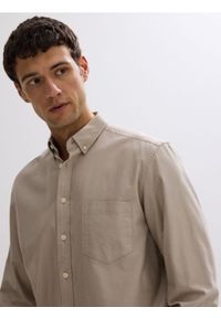 Reserved - Bawełniana koszula regular fit - beżowy. Kolor: beżowy. Materiał: bawełna