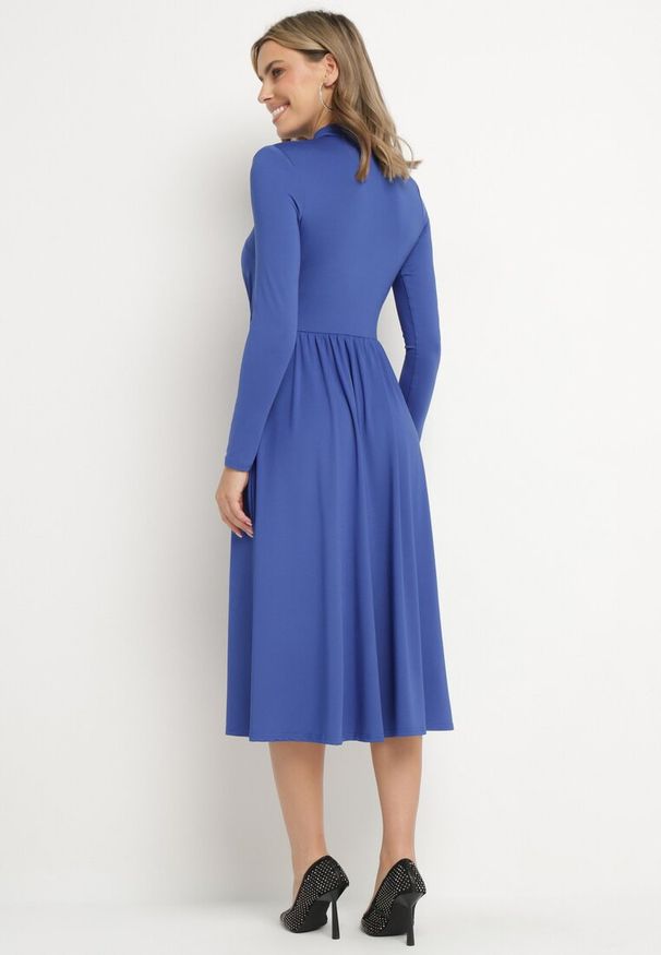 Born2be - Niebieska Rozkloszowana Sukienka z Ozdobnym Wycięciem i Usztywnioną Linią Ramion Rivfedi. Okazja: na co dzień, na imprezę. Kolor: niebieski. Długość rękawa: długi rękaw. Typ sukienki: proste. Styl: casual, elegancki