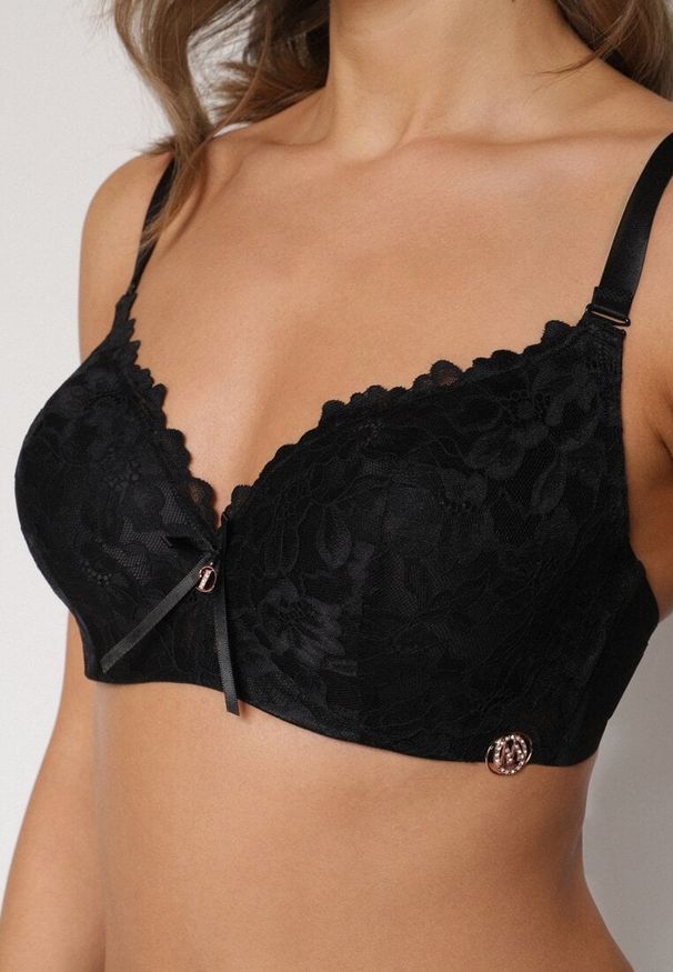 Renee - Czarny Biustonosz Ozdobiony Koronką i Kokardką Aqiany. Kolor: czarny. Materiał: koronka. Wzór: koronka, aplikacja
